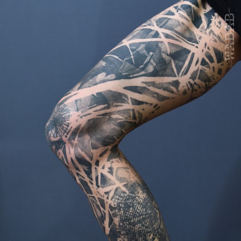 Tattoo abstrait de Wabab sur une jambe