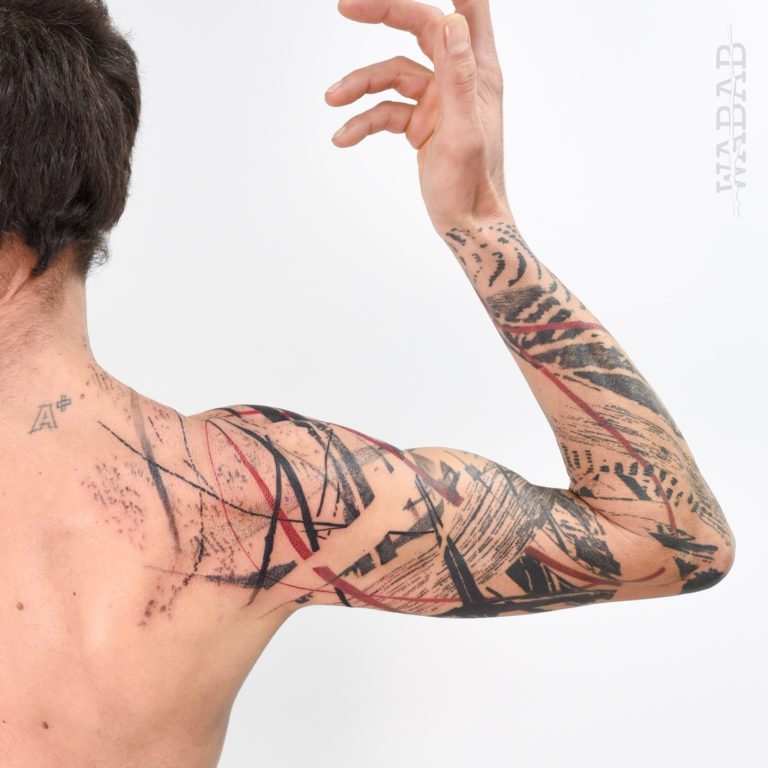 Tattoo abstrait Wabab d’un bras en rouge et noir