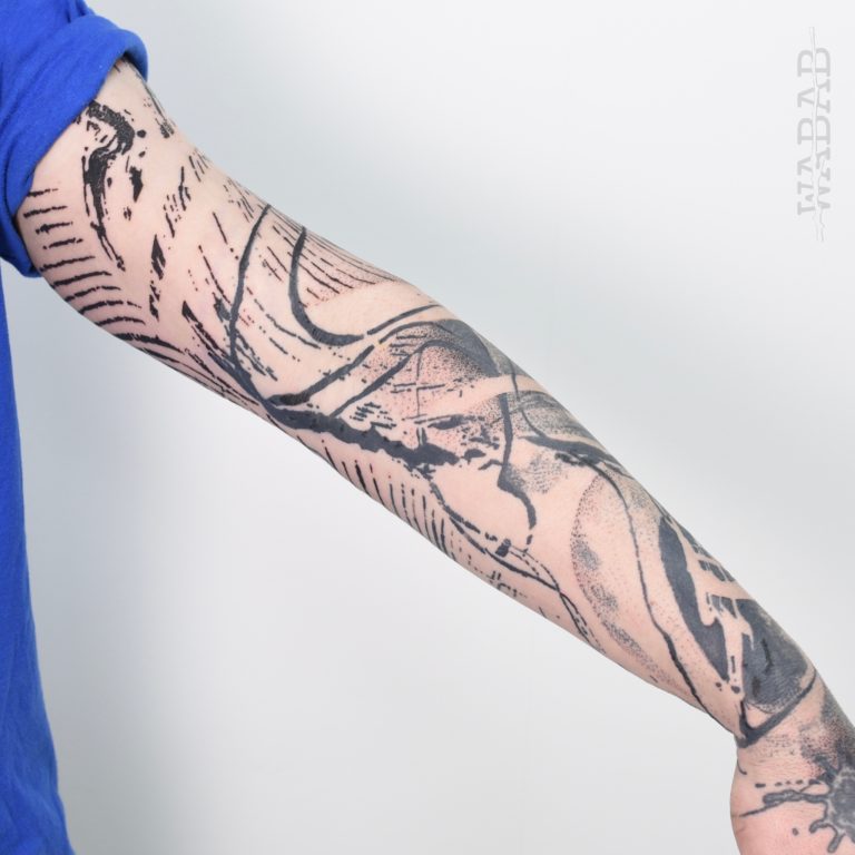 Tattouage abstrait graphique Wabab d’un bras en noir