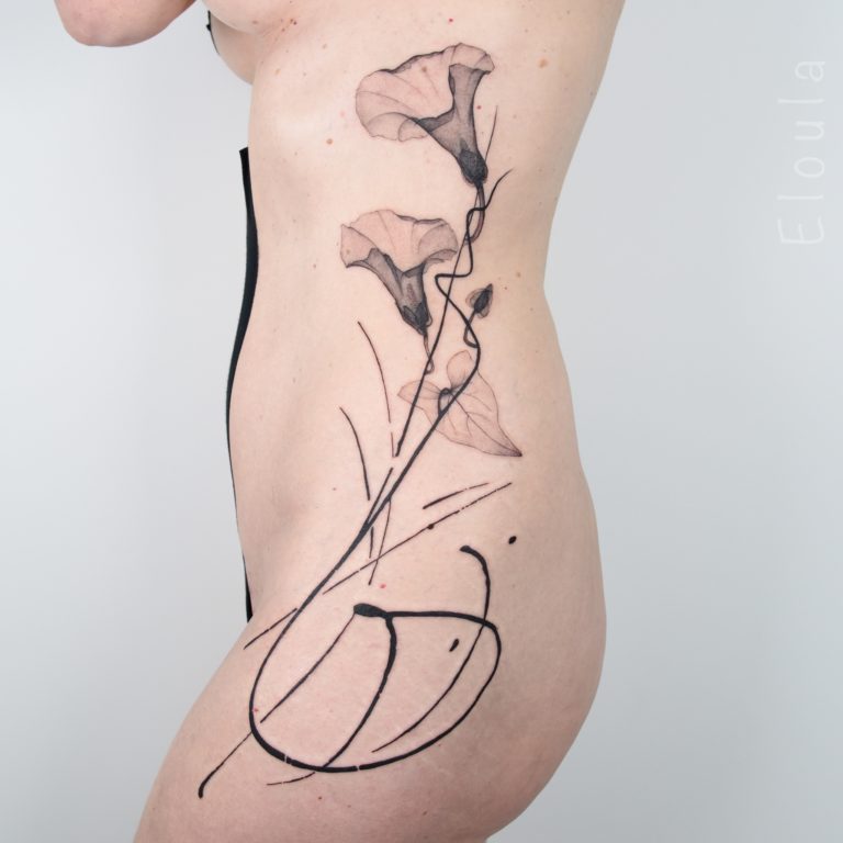 Tatouage d’un Liseron des haies en rayon-X par Eloula sur les côtes avec traits abstraits sur la cuisse