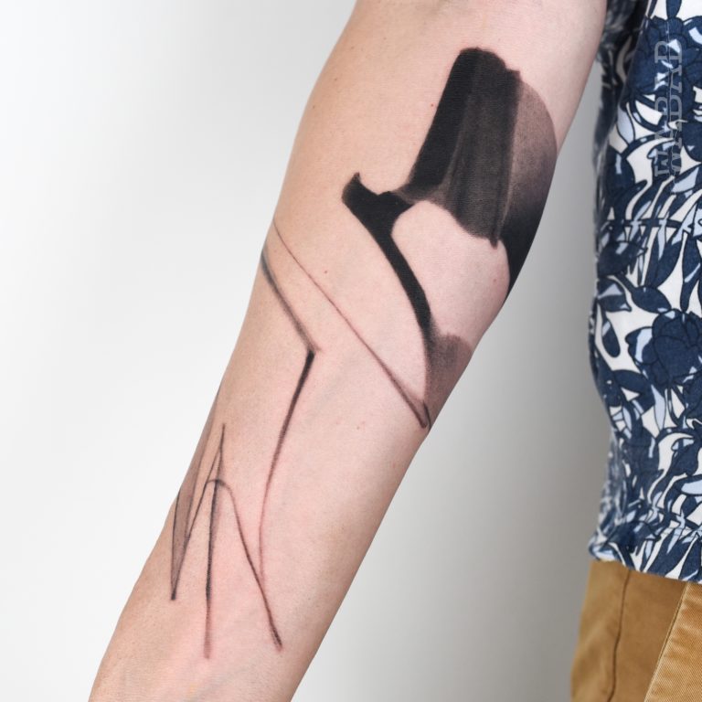 Tatouage abstrait d’un coup de pinceau sur un avant-bras