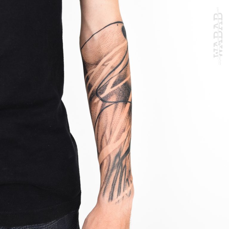 Tatouage abstrait sur un avant-bras mêlant des lignes abstraites et une texture en dot