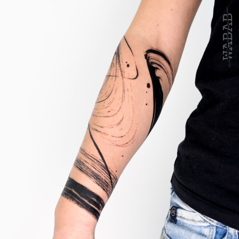 Tattoo bras manchette abstrait brosse pinceau femme