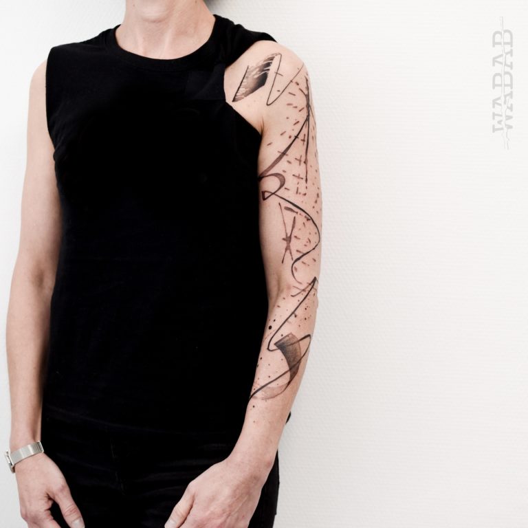 Tatouage abstrait angoulême bras femme