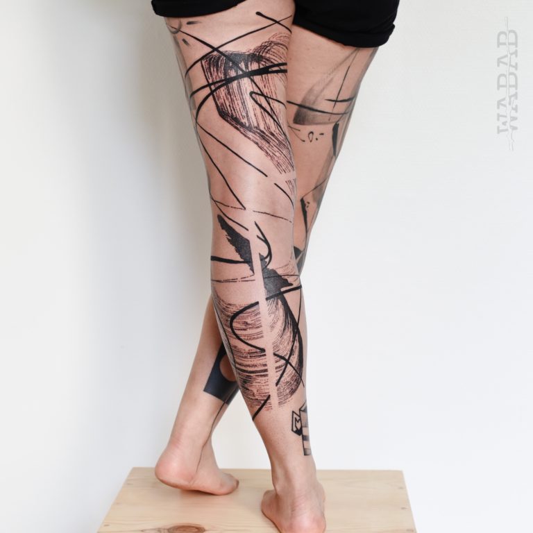 Tatouage abstrait angoulême jambe femme