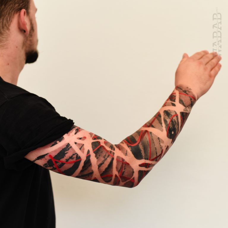 Tattoo Abstrait bras entier noir gris rouge, réserves, organique