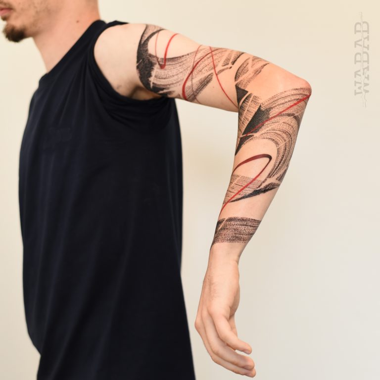 Tattoo Abstrait bras entier trait de brosse et lignes rouges