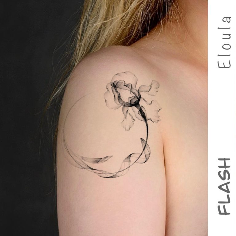 Photomontage d’un tatouage circulaire de fleur d’Iris XRay sur une épaule angouleme