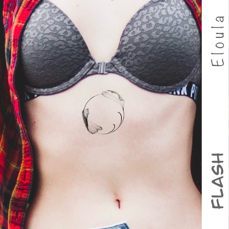 Photomontage d’un tatouage circulaire de feuilles de Ginkgo XRay sur une poitrine angouleme