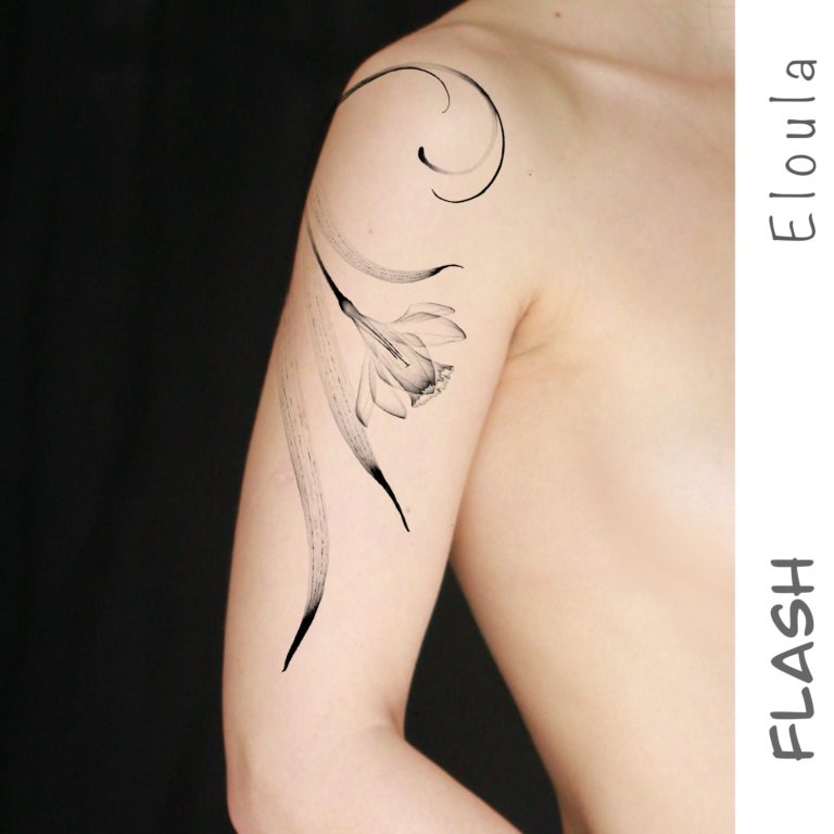 Photomontage d’un tatouage de jonquille, narcisse XRay sur l’épaule et le bras à angouleme