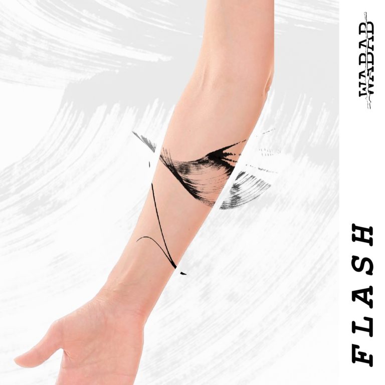 Photomontage de tatouage abstrait coup de pinceau sur le bras, angouleme