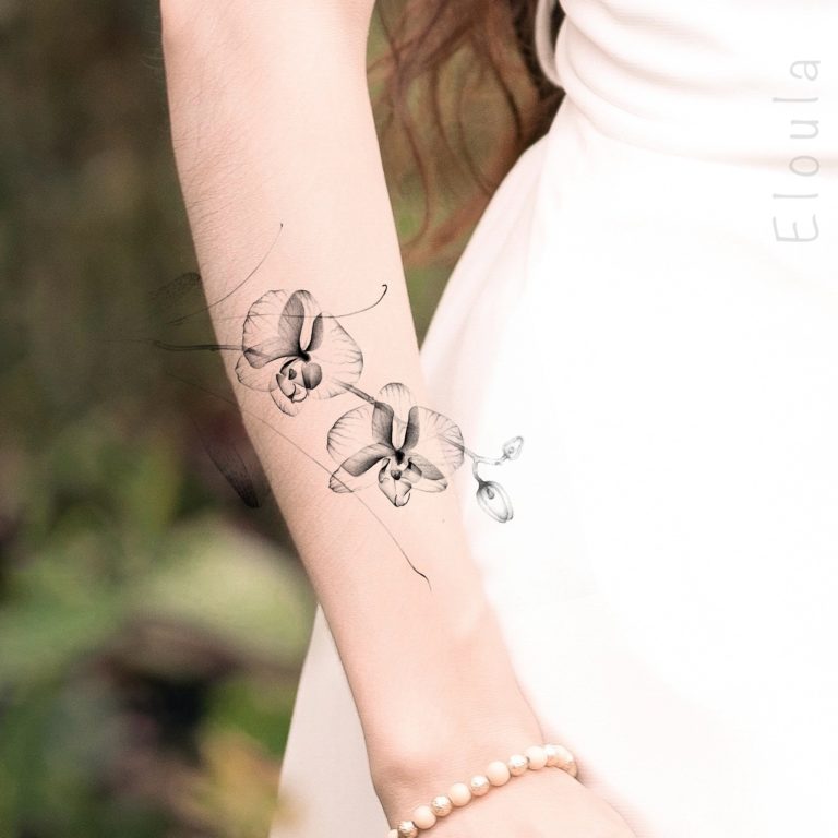 Photomontage d’un tatouage de fleurs d’orchidées XRay sur le bras à angouleme