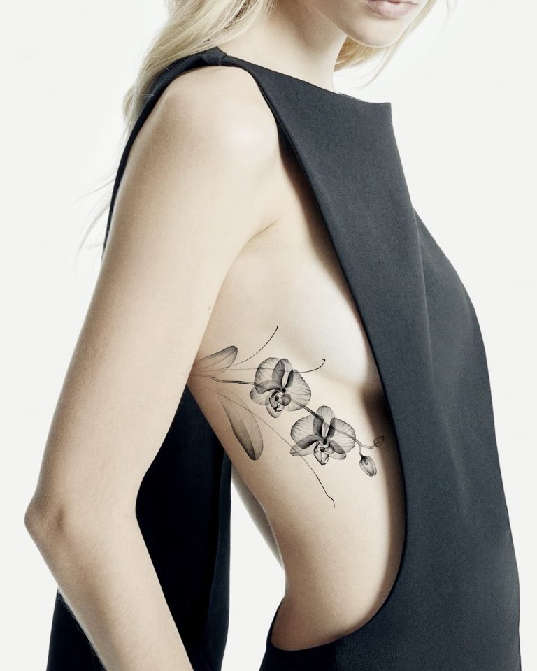 Photomontage d’un tatouage d’orchidée en style XRay sur les côtes, à angouleme